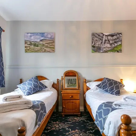 אורחן The Marton Arms 3*