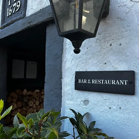 The Marton Arms אורחן