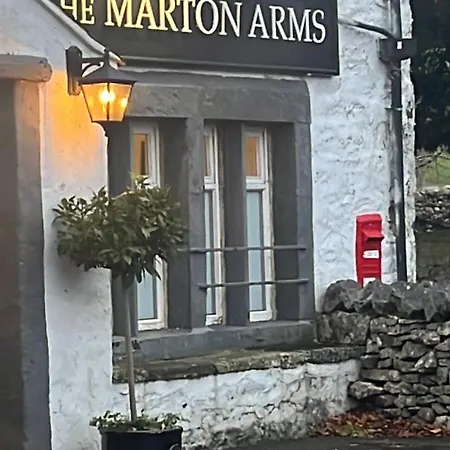 The Marton Arms אורחן אינגלטון