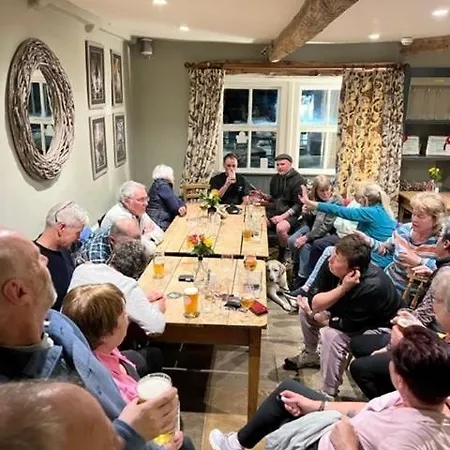 אורחן The Marton Arms